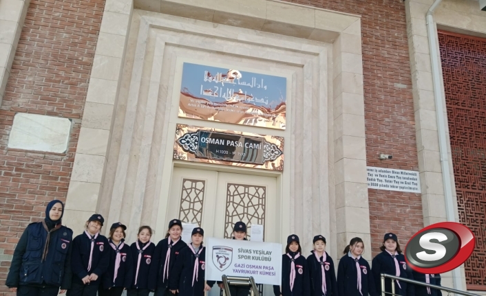 Minik İzicilerden Anlamlı Ziyaret: Sivaslı Yavrukurtlar Camide Gönülleri Fethetti