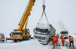 Sivas Akıncılar’da Kar Esareti: Kara Saplanan TIR Güçlükle Kurtarıldı