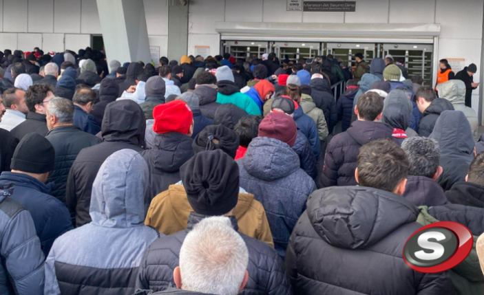 Sivasspor Maçında Stadyum Çilesi: Taraftarlar Kapı Önünde İsyan Etti!